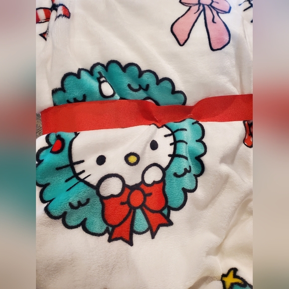 Holiday Wreath Hello Kitty Blanket-NWT - Picture 6 of 6